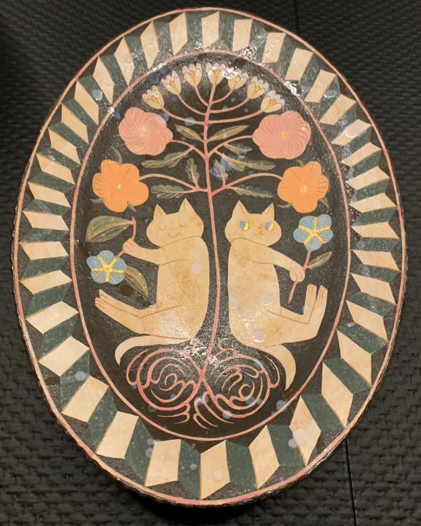 猫とお花が描かれた陶芸作品
