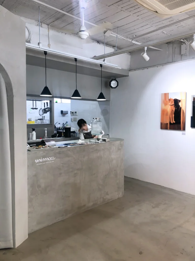 unimocc art cafe gallery 店内