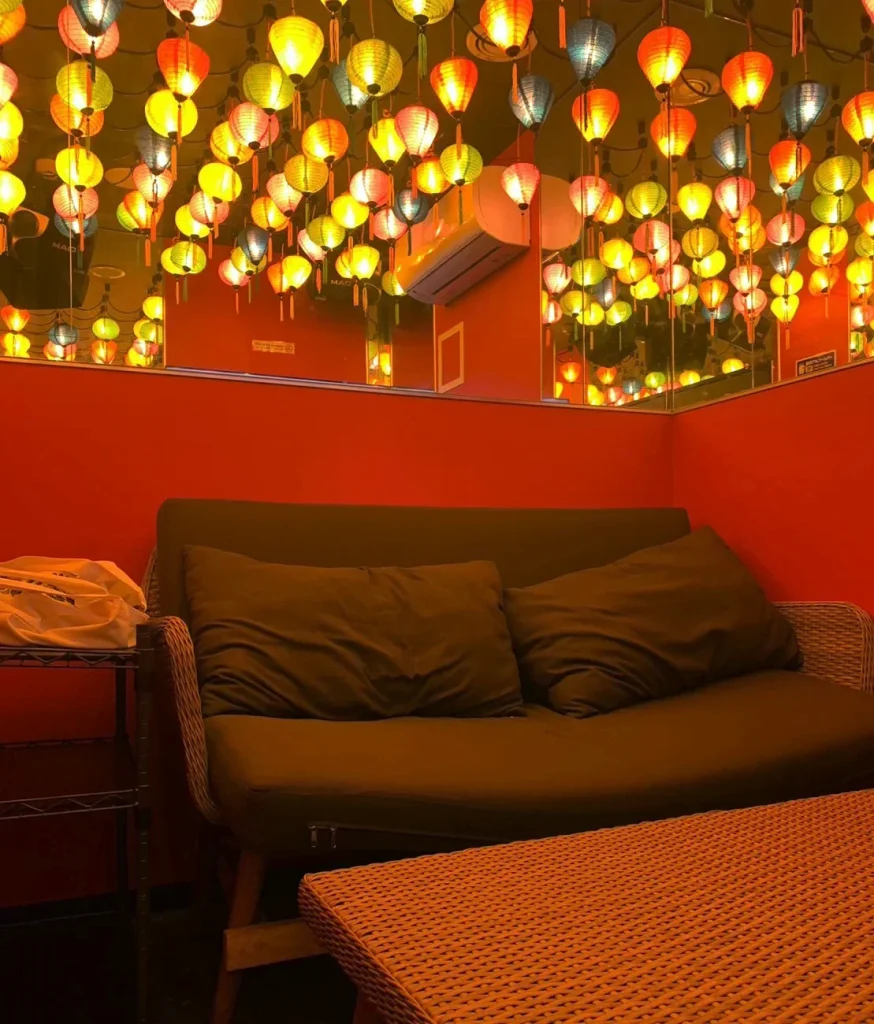 ジャンカラ アジアン天満店 ランタンルームのソファ