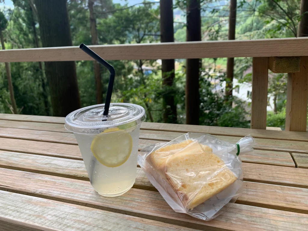 レモンソーダとシフォンケーキ