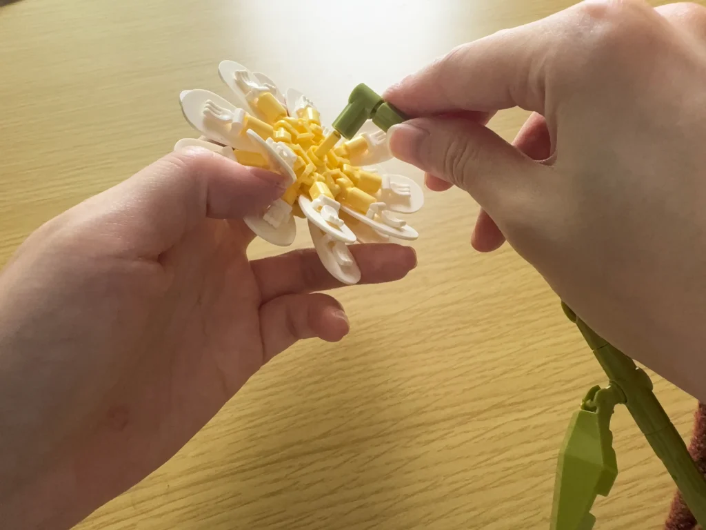 お花と茎をつなげる